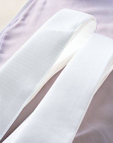 通年着られるように塩瀬と絽の２つの替え衿付き