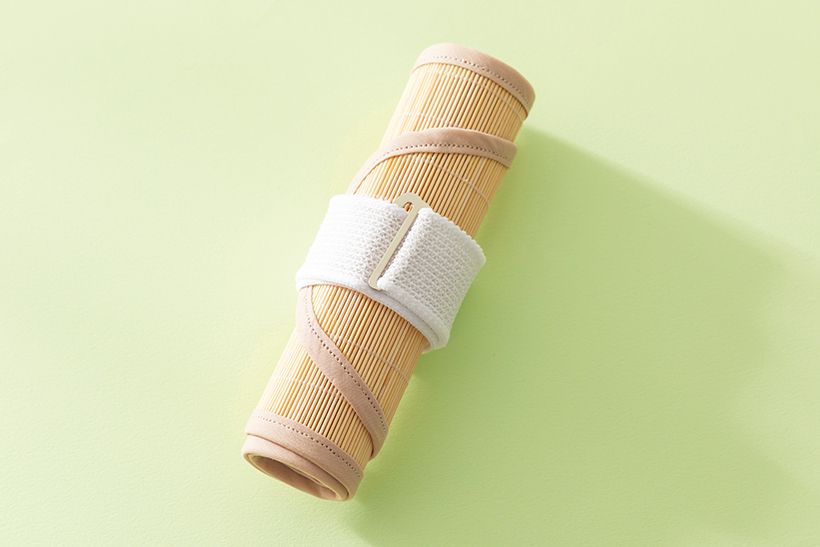 40cm超の帯板が、丸めることで直径 4cmの片手に収まる姿に。荷物の隙間に美しく収まるその潔さは、持ち運び の悩みを一掃し、出先で装う時間をよ り心軽やかなものへと変えてくれます。