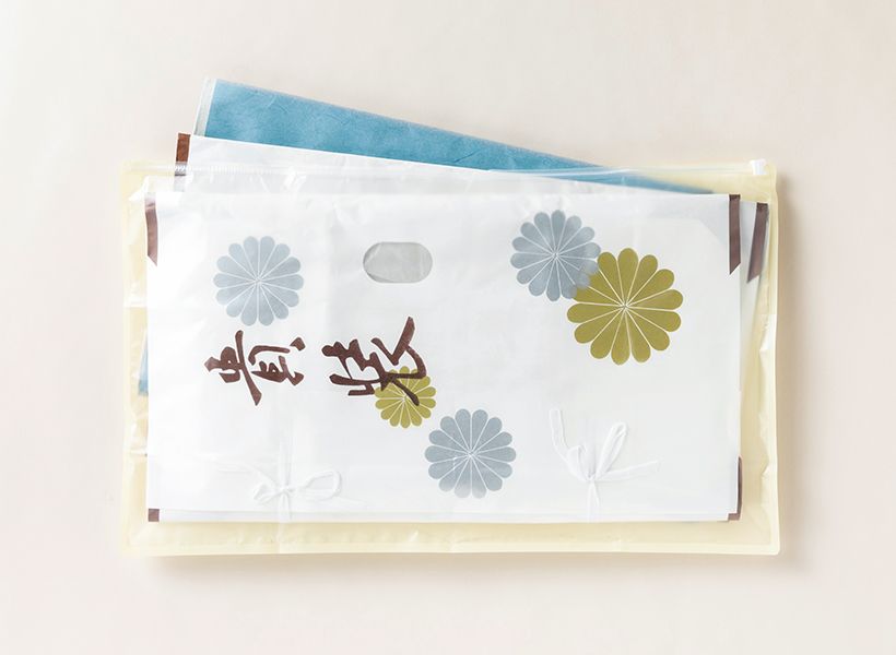 収納目安：袷のきもの1枚か薄物2枚あるいは帯2枚、または浴衣と帯の1セット　・サイズ：横720mm×縦430mm　・内容：本体1枚＋ネームシール1枚