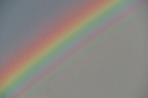 虹の内側に虹色が繰り返される「過剰虹」が見られる仕組み
