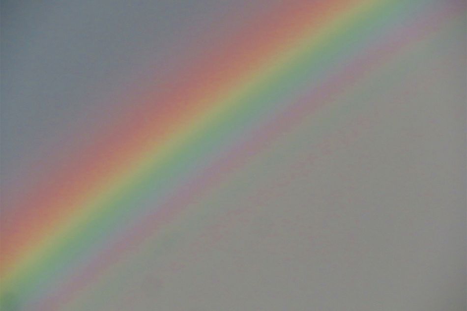 虹の内側に虹色が繰り返される「過剰虹」が見られる仕組み