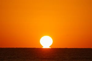 円形ではない太陽が見えるのはなぜ？ 「下位蜃気楼」の仲間の仕組み