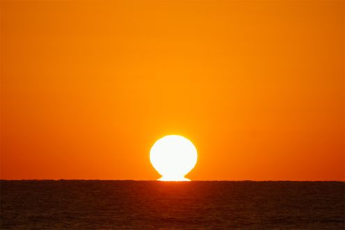 円形ではない太陽が見えるのはなぜ？ 「下位蜃気楼」の仲間の仕組み