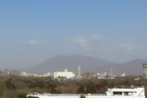 春の空が白っぽくかすんで見える理由とは？