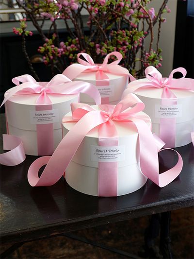 直径20cm×高さ13cmの花箱。ふたを締めるとこんな感じになります。この中に旬の花がギュッと詰まっているとは思えない！ふたに設置されたストッパーで、花に当たらない高さでふたが止まります。