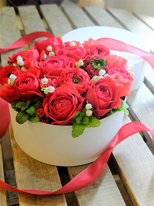 バラ‘ルージュリアン’、ラナンキュラス‘ポンポン ドラコ’、スイートピー‘アカープ’