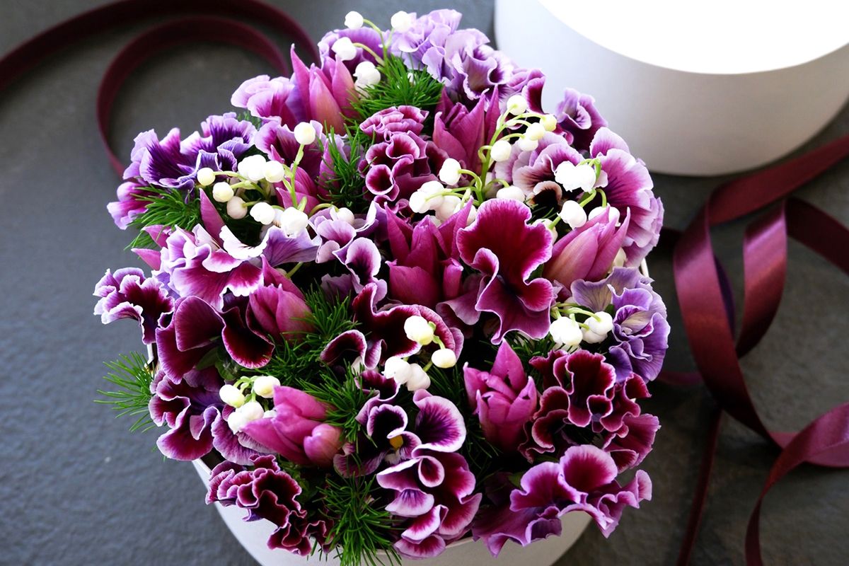 ふたを開けた瞬間、心ほどける贈り花。 春の「花箱」10選