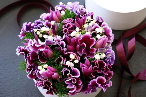 ふたを開けた瞬間、心ほどける贈り花。 春の「花箱」10選