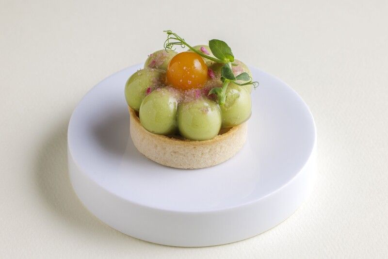 右・「グリーンピースムースとパッションフルーツのタルトレット　桜クランチとベーコンクリームチーズ」