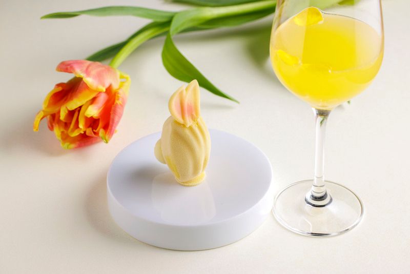 ミモザをイメージしたウェルカムドリンクと「カモミールムース、金柑とブラッドオレンジのコンフィチュール」。