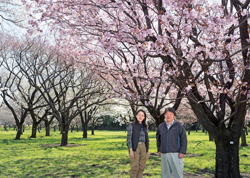 「1品種につき2本ずつ植えています」と話す農場長の田崎 満さんと園芸相談員の木村唯代さん。