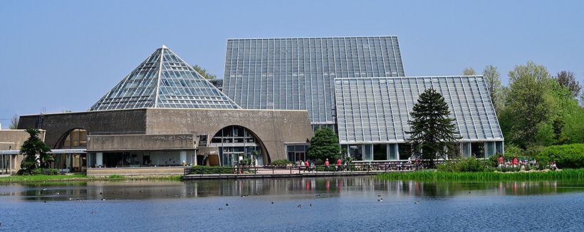 屋外展示園の池越しに見る展示温室。県民憩いの場でもある植物園は東京ドーム5個分の広さ。