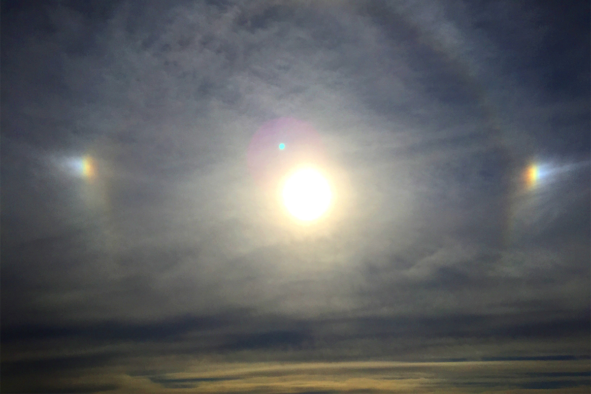 太陽の左右に現れる虹色の光「幻日」を見つけるコツ | 家庭画報.com