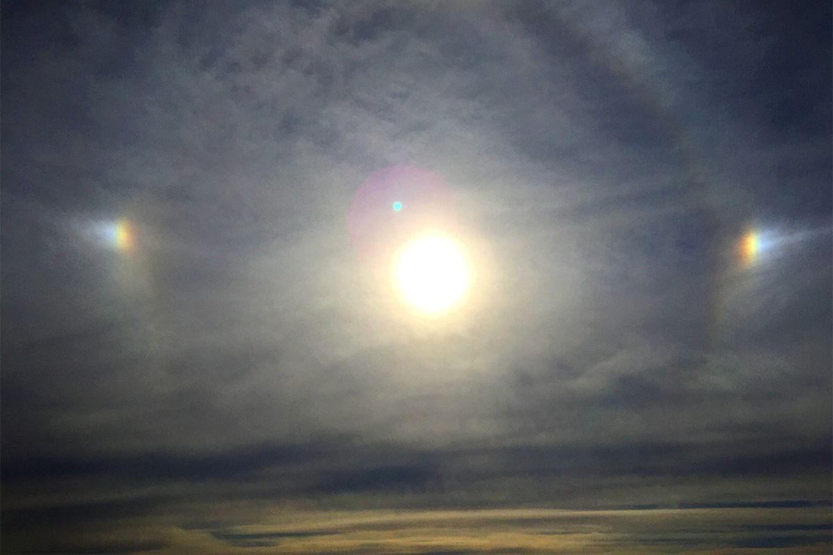 太陽の左右に現れる虹色の光「幻日」を見つけるコツ
