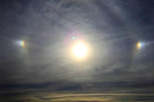 太陽の左右に現れる虹色の光「幻日」を見つけるコツ
