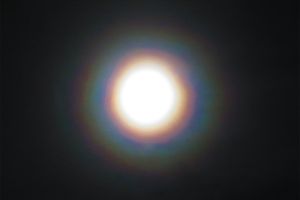 4月2日は満月「ピンクムーン」。月の周りにできる虹色「花粉月光環」を観察してみては