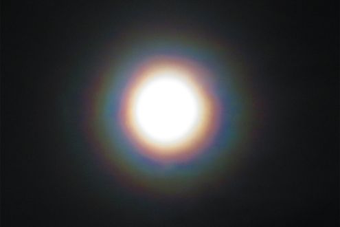 4月2日は満月「ピンクムーン」。月の周りにできる虹色「花粉月光環」を観察してみては