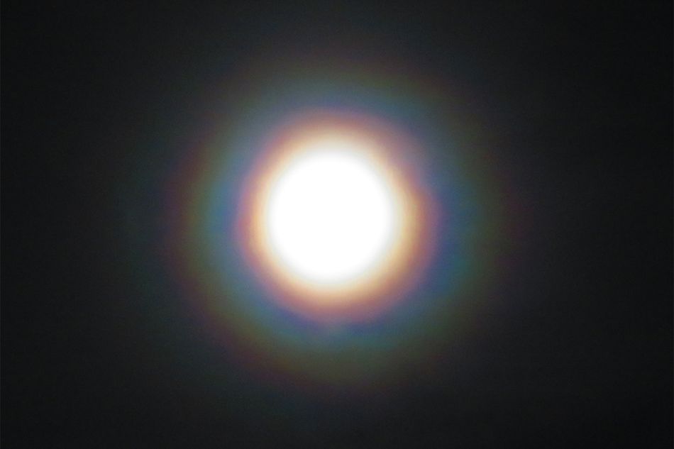 4月2日は満月「ピンクムーン」。月の周りにできる虹色「花粉月光環」を観察してみては