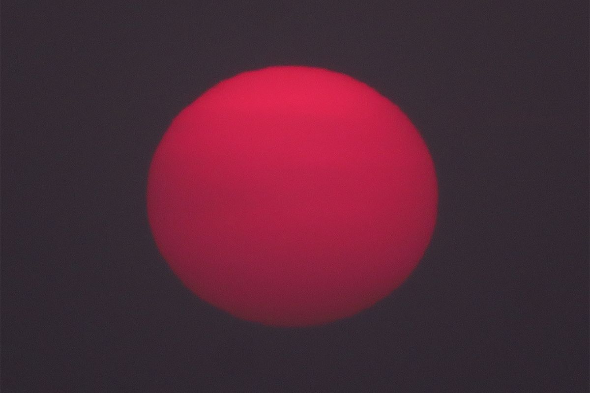 太陽が深紅に染まる幻想的な景色。どんな日に出合いやすい？