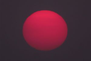 太陽が深紅に染まる幻想的な景色。どんな日に出合いやすい？