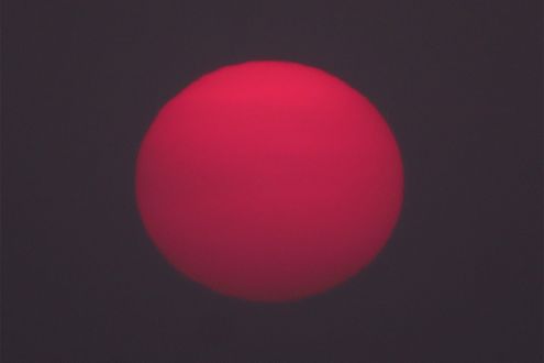 太陽が深紅に染まる幻想的な景色。どんな日に出合いやすい？