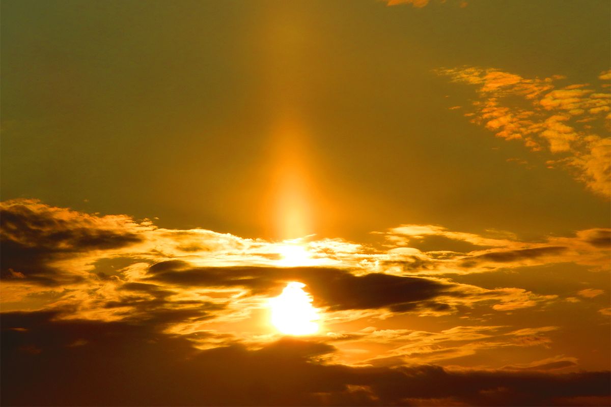 太陽から上下にのびる光の柱「サンピラー」。仕組みと観察しやすい時間帯