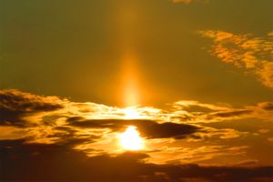 太陽から上下にのびる光の柱「サンピラー」。仕組みと観察しやすい時間帯