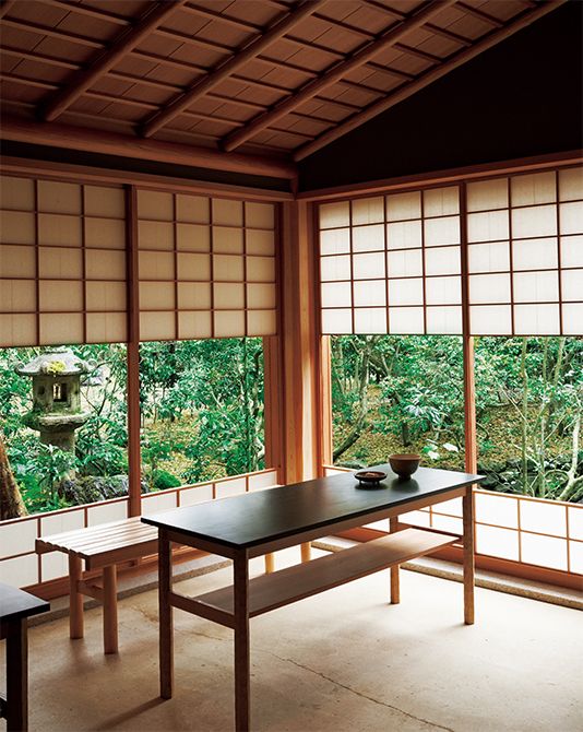 雪見障子と鷹峯の赤土を使った土間が印象的な立礼席。