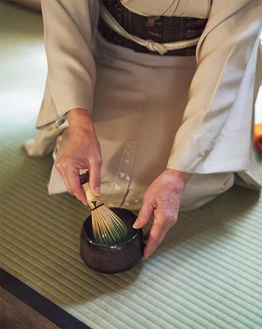 本格的なお点前でお茶をいただく。この日の茶碗は樂家4代・一入の黒茶碗。