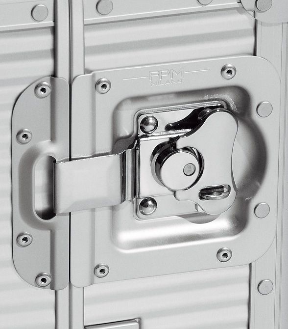 ブランドのアイコン「バタフライロック」。蝶々のような形のプレートを回転させて開閉を行うため、操作がしやすく頑丈なのも利点。