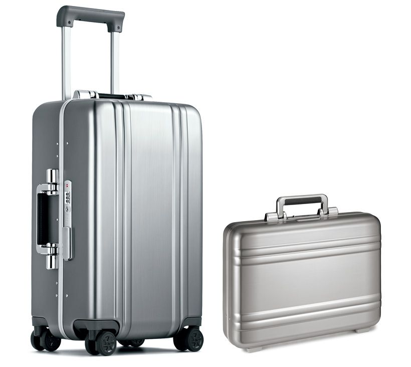 「クラシック ライトウェイト F キャリーオントラベルケース 32L」（縦55×横35×マチ23センチ）13万2000円／ゼロハリバートン（ゼロハリバートン　カスタマーサービス　フリーダイヤル 0120‒729‒007）