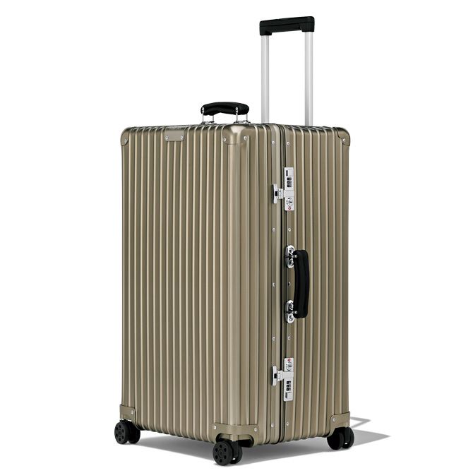 「CLASSIC トランク チタニウム」（縦75×横47×マチ36センチ）36万4100円／リモワ（リモワ クライアントサービス　TEL 03‒6733‒9850）