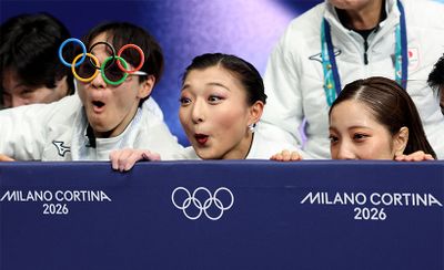 写真：ロイター／アフロ　日本時間で2月9日。団体戦女子FSでのチームジャパン。右から三浦璃来選手、坂本花織選手、鍵山優真選手。こんなに楽しそうな鍵山選手の姿が見られるとは！坂本選手のハッピー伝播力は半端ない。個人戦からミラノ入りした女子シングル代表の中井亜美選手、千葉百音選手が「坂本選手が、五輪に関していろいろ教えてくれた」と語っていたが、世界各国のスケーターたちからも慕われるのも納得だ。