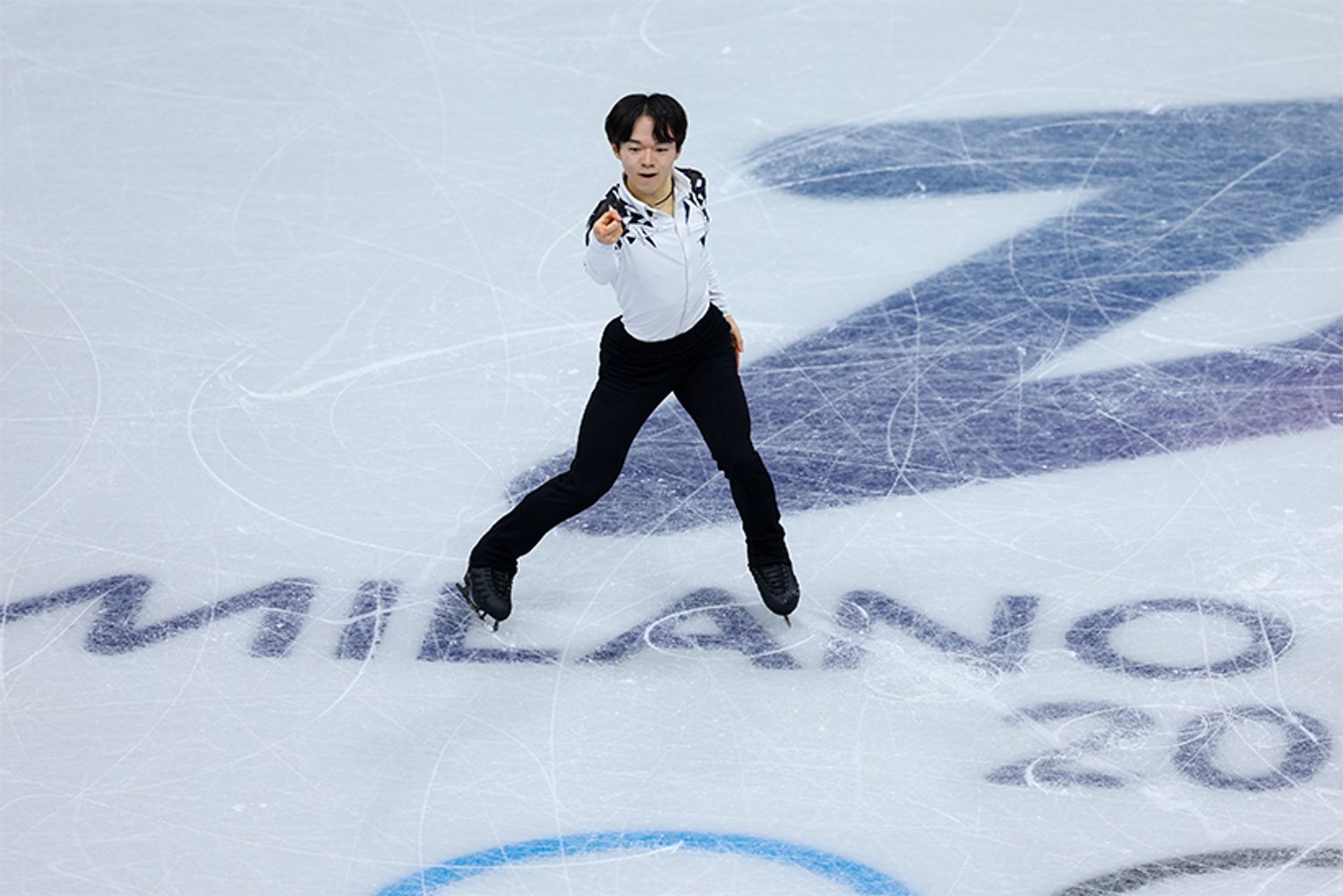 写真：PAImages／アフロ　2月8日に行われた団体戦、男子SPに登場した鍵山選手。魅惑的な「IWish」を演じて拍手喝采を受ける姿は、イタリア人のコーチ、カロリーナ・コストナーさんへ最高の恩返しとなった。鍵山選手のこの高得点で、SPだけの予定だったイリア・マリニン選手（アメリカ）は団体戦金メダルのために、FSにも出場する決断をしたといっても過言ではない。　帰国後の記者会見では個人戦での悔しさを語っていたが、4年後、フランス・アルプスで開催予定の五輪で昇華してくれるに違いない。