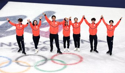 写真：ロイター／アフロ　団体戦終了後、氷上での表彰式。全員が全力を出し切ったからこその清々しい表情に胸熱。あと一歩のところでの銀メダルは悔しいに違いないが、アメリカとの大接戦は私たちの心に残る熱戦だった。五輪の全行程を終え、帰国後、チームジャパンの記者会見に臨んだ坂本選手が「団体戦では最高のメンバーとチームワークで銀メダルを獲得できた」と語っていたが、まだまだこの先もこのメンバーで観ていたいと思わせるチームだった。