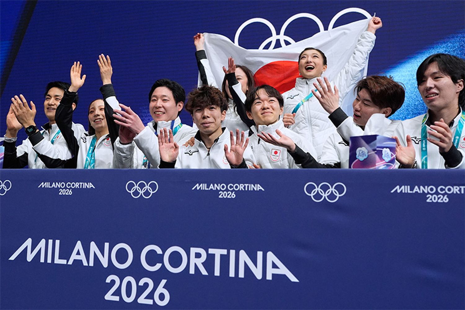 写真：AP／アフロ　2022年の北京五輪終了後、24年8月に授与されたメダルの色は今回と一緒かもしれないが、意味合いと重みがまったく異なる。初の表彰台を目指して戦った前回、皆で力を合わせて銅メダルを獲得。その後、ROCのドーピング問題で銀メダルに繰り上がった経緯があったが、今回はチームジャパンの団結力で見事に勝ち取った、誇らしい銀メダルだ。