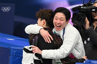 写真：エンリコ／アフロスポーツ　日本のフィギュアスケートファンにはお馴染み、佐藤駿選手のコーチ・日下匡力（くさか・ただお）さん。演技後、熱烈ハグする日下コーチへの佐藤選手の塩対応(今回はさすがに感涙だった)や、高得点を獲得すると佐藤選手の分まで大喜びする日下コーチの姿は、フィギュアファンの大好物。その歓喜の様子が、今大会でついに世界の知るところになってしまった（笑）。2018年から続く日下コーチ、浅野敬子コーチとの師弟関係がもたらすポジティブパワーで、更なる飛躍が楽しみだ。