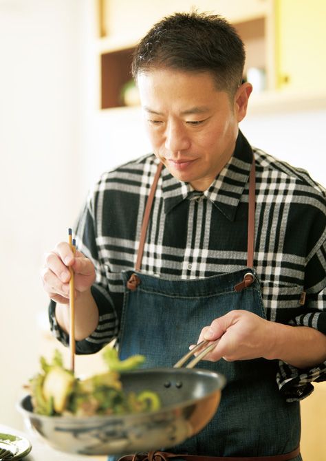 すべての具材が合わさったら、フライパンをあおり、炒める。