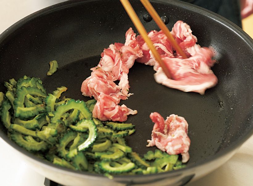 ゴーヤーを端に寄せて、豚肉を炒めるスペースを空ける。