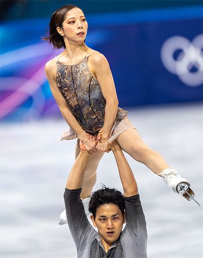 写真：西村尚己／アフロスポーツ　金メダル筆頭候補たちが悉くアクシデントに襲われた今大会。りくりゅうこと、三浦璃来＆木原龍一組はSPでのミスだったため、FSでの大逆転が可能となった。SP5位でFSでは最終グループの前に入ったことで、三浦選手憧れのスイハンこと隋文静＆韓聰組（中国）と同じグループで滑ることができたともいえる。今大会に向けて復帰したペア界レジェンドのお2人は五輪後に引退を表明。大会ではもう一緒に滑る機会がないことを思うと、結果、ある意味持っていたのかも？