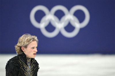 写真：picturealliance／アフロ　イリア・マリニン選手のこんな悲しそうな表情を見ることになるなんて。14連勝中とはいえ、絶好調ではなかったのか……。団体戦と個人戦が続くなか、気力と体力の配分が難しかったのかもしれない。個人戦の決着がつくと、気持ちを奮い立たせてカザフスタンのミハイリ・シャイドロフ選手の元に行き、金メダルを祝福した行動は賞賛に値する。今、21歳のマリニン選手。次の五輪でもまだチャンスはある。まずは3月末に開催される世界選手権での帰還を期待しよう。