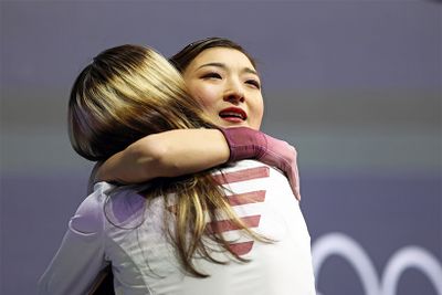 写真：青木紘二／アフロスポーツ　合計226.79点で金メダルが確定したアリサ・リウ選手（アメリカ）を抱き締め、祝意を述べる。これが坂本選手の真髄だ。わずか1.89点差。悔しくないはずがない。だが、他のスケーターへのリスペクトが尊い。『家庭画報』2026年3月号「銀盤こそ我が人生」での取材時に、「基本、見たまんまの陽気なキャラです。みんなに楽しくいてほしいから、ついいろいろやってしまう（笑）」。木原選手ネーミングの“やかましい太陽”。最高に暖かい太陽だ。世界選手権、応援しよう！