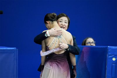 写真：アフロ　2026年2月28日現在、五輪後のワールドスタンディング、女子1位は坂本花織選手。個人戦のFSでジャンプが一つ抜けてしまったミスがあり、147.67点、合計224.90点で銀メダルとなったが、観客を引き込む素晴らしい演技だった。写真はFSを終えた坂本選手をハグする中野園子コーチ。演技後「今、何がしたいか？」と聞かれ、「泣きたいなと思います」と答えたインタビューが切なかったが、「あなたが金メダリストを育てなさい」という中野コーチの言葉にさらに泣かされた。