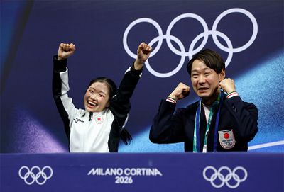 写真：ロイター／アフロ　SPで78.71点を出して喜ぶ中井亜美選手と中庭健介コーチ。五輪の舞台を心の底から楽しんでいるのがわかる。間違いなく、中庭先生より謳歌している。最終滑走とプレッシャーがかかるFSだったが、冒頭のトリプルアクセルは完璧。コンボのトリプルトウループが抜けてしまったのが惜しかった。演技後の可愛いポーズは、「ジャンプミスで、メダルが厳しくなってしまったかも……？」という心配の仕草だったそう。まだまだ伸び代があるのは素晴らしい。FS140.45 、合計219.16点で見事、銅メダルに輝いた。