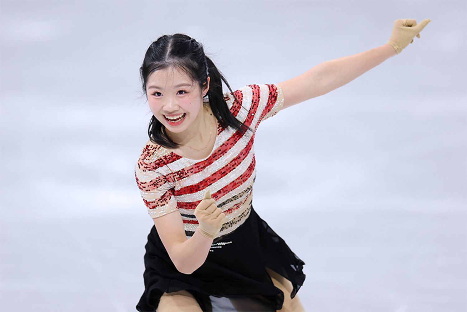 写真：西村尚己／アフロスポーツ　今回の五輪で、観客のハートを射抜いた1人が中井亜美選手だろう。新潟県出身の17歳。中庭健介コーチに師事する現役高校生だ。チームメイトには、2026年四大陸選手権で優勝を飾った青木祐奈選手や、現在開催中の26年世界ジュニア選手権男子シングルのSPで、ジュニア世歴代最高得点を獲得した中田璃士選手がいる。個人戦SPで、憧れの浅田真央さんの代名詞であるトリプルアクセルを完璧に決めたときに見せた弾けるような笑顔。頼もしいニュースターの誕生だ。