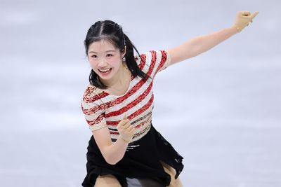 写真：西村尚己／アフロスポーツ　今回の五輪で、観客のハートを射抜いた1人が中井亜美選手だろう。新潟県出身の17歳。中庭健介コーチに師事する現役高校生だ。チームメイトには、2026年四大陸選手権で優勝を飾った青木祐奈選手や、現在開催中の26年世界ジュニア選手権男子シングルのSPで、ジュニア世歴代最高得点を獲得した中田璃士選手がいる。個人戦SPで、憧れの浅田真央さんの代名詞であるトリプルアクセルを完璧に決めたときに見せた弾けるような笑顔。頼もしいニュースターの誕生だ。