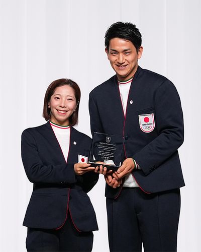 写真：アフロスポーツ　2026年2月25日、オリンピック解団式での“りくりゅう”こと、三浦璃来＆木原龍一組。日本人ペアにとって初のメダルとなる金メダルを獲得した2人を始め、金メダリスト全員に団長賞が、メダリスト全員にオリンピック特別賞が授与された。団体戦で銀メダルを獲得したフィギュアチームに対しては、団長特別賞が贈られた。今五輪の顔となった、りくりゅうのお2人。その強さ、諦めない心、支え合う姿を間近で見ていた若い選手たちにとって、一生心に残る貴重な学びとなったに違いない。