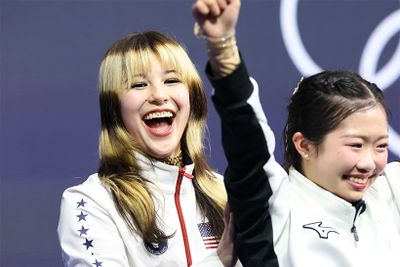 写真：Abaca／アフロ　最終滑走だった中井亜美選手。SP78.71点、FS140.45点の合計219.16点で、五輪初出場にして嬉しい銅メダルとなった。日本の女子スケーターが五輪の表彰台に2人揃うのは初。3位に気づかなかった中井選手だが、暫定1位の席に座っていたアリサ・リウ選手から「銅メダルおめでとう」といわれ嬉し涙。喜びを分かち合っていた。坂本選手はじめ、アリサ・リウ選手やアンバー・グレン選手など演技、人柄ともに魅力的な選手が多く、ハートフルな場面が印象に残る大会だった。
