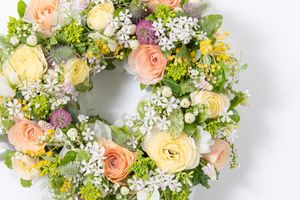ラナンキュラスから広がる春景色。軽やかな躍動をまとうフラワーリース