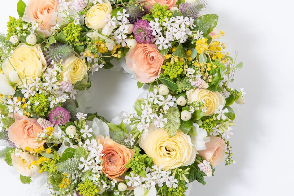 ラナンキュラスから広がる春景色。軽やかな躍動をまとうフラワーリース